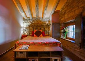 A bed or beds in a room at El Corral De Concilio