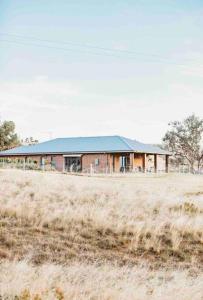 una casa in mezzo a un campo di The Oaks Country Getaway a Canowindra