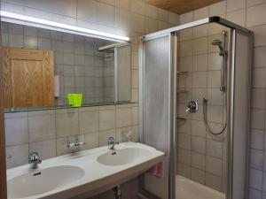 y baño con lavabo y ducha. en Apartment Apart Maashof-3 by Interhome en Galtür