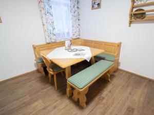 een eettafel met banken en een tafel en stoelen bij Apartment Sonnenblick by Interhome in Pfarrwerfen