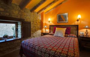 A bed or beds in a room at El Corral De Concilio