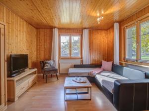 sala de estar con sofá y TV en Apartment Chalet Niderärne by Interhome en Lax