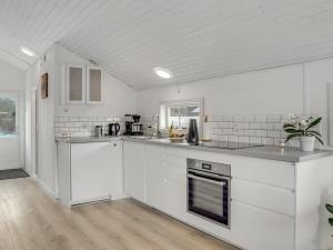 Kuchyň nebo kuchyňský kout v ubytování Holiday Home Frithgæst - 100m to the inlet in Sealand by Interhome