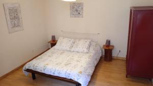 1 dormitorio con 1 cama y 2 mesitas de noche en Terrasse fleurie, en Pézenas