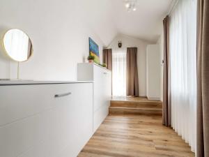Baño blanco con lavabo y espejo en Apartment Lakeside Village 7 by Interhome, en Frymburk