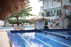een zwembad naast een gebouw met een glijbaan bij 버진 아일랜드 리조트 Virgin Island Resort Restaurant & Spa in Panglao