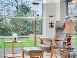 sala de estar con silla y ventana en Holiday Home Lauren - 200m to the inlet in Sealand by Interhome, en Holbæk