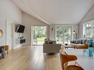 TV a/nebo společenská místnost v ubytování Holiday Home Gotliebe - 750m from the sea by Interhome