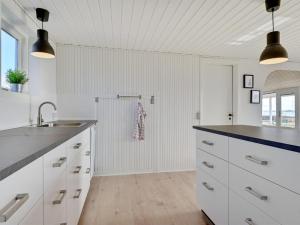O bucătărie sau chicinetă la Holiday Home Caren - 125m to the inlet in Sealand by Interhome