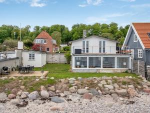 een uitzicht op een huis met een tuin met rotsen bij Holiday Home Elsabeth - 20m from the sea in Sealand by Interhome in Helsingør
