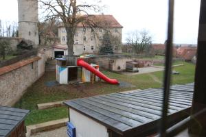 uma vista para um parque infantil com um escorrega vermelho em Jugendherberge Dinkelsbühl - Youth Hostel em Dinkelsbühl