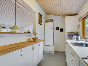 Kuchyň nebo kuchyňský kout v ubytování Holiday Home Taito - 1-1km from the sea in Sealand by Interhome