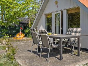stół i krzesła na patio w obiekcie Holiday Home Marita - 225m from the sea in Sealand by Interhome w mieście Korsør