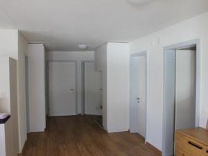 Apartment Pardi 3 Simeon by Interhome في Lenz: غرفة فارغة بجدران بيضاء وأرضية خشبية