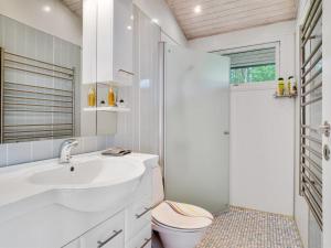 Koupelna v ubytování Holiday Home Miona - 725m from the sea by Interhome