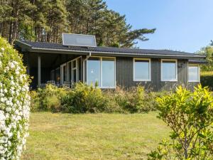 Zahrada ubytování Holiday Home Miona - 725m from the sea by Interhome