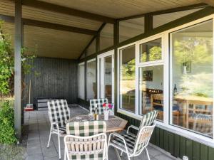 Patio nebo venkovní prostory v ubytování Holiday Home Miona - 725m from the sea by Interhome