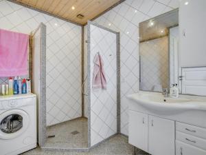 Koupelna v ubytování Holiday Home Pietari - 1-2km from the sea by Interhome + 19 fotografií