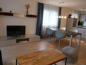 - un salon avec une table et une salle à manger dans l'établissement Apartment Résidence Sans Souci by Interhome, à Grindelwald