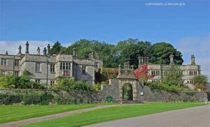 un antiguo castillo con un césped verde delante de él en Modern 2-Bed House and Parking Tibshelf Derbyshire, en Alfreton