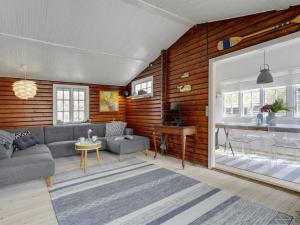 un soggiorno con divano e tavolo di Holiday Home Hjort - 100m from the sea in Sealand by Interhome a Dronningmølle