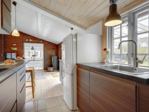 una cucina con lavandino e bancone di Holiday Home Hjort - 100m from the sea in Sealand by Interhome a Dronningmølle