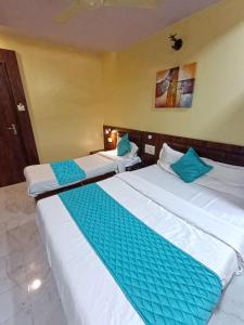 Postel nebo postele na pokoji v ubytování Hotel Amber-colaba