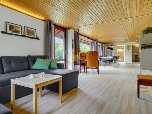 - un salon avec un canapé et une table dans l'établissement Holiday Home Merita - 1-1km from the sea in Sealand by Interhome, à Eskebjerg