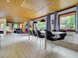una sala da pranzo con tavolo e sedie di Holiday Home Merita - all inclusive - 1-1km from the sea by Interhome a Eskebjerg