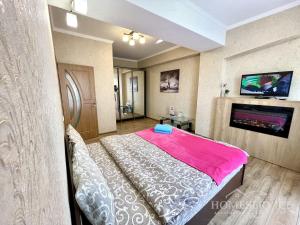 Llit o llits en una habitació de HomeService Apartments on Ismail 58/1 street
