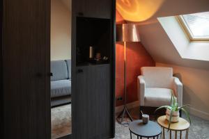 een woonkamer met een stoel en een tafel bij Ezia in Montlivault