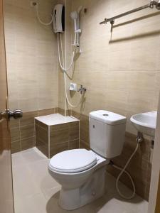 ein Bad mit einem WC und einem Waschbecken in der Unterkunft I'M Inn - Iconic Mardini Inn in Sorsogon