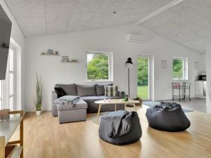 un soggiorno con divano e tavolo di Holiday Home Fentje - 375m to the inlet in Sealand by Interhome a Grevinge