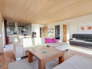 Apartment Ettie - 6km from the sea in Sealand by Interhome في Faxe: غرفة معيشة مع أريكة وطاولة