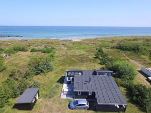 uma vista aérea de uma casa com o oceano ao fundo em Holiday Home Helin - 100m from the sea in Sealand by Interhome em Yderby