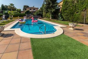 Bazén v ubytování Casa rural con piscina privada, barbacoa, WIFI y parking incluido nebo v jeho okolí