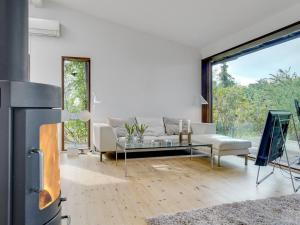 ein Wohnzimmer mit einem Sofa und einem Tisch in der Unterkunft Holiday Home Erikka - 300m to the inlet in Sealand by Interhome in Holbæk