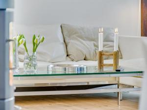 - un salon avec un canapé et une table basse en verre dans l'établissement Holiday Home Erikka - 300m to the inlet in Sealand by Interhome, à Holbæk