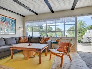 - un salon avec un canapé et une table dans l'établissement Holiday Home Claudine - 300m from the sea in Sealand by Interhome, à Tjørneholm