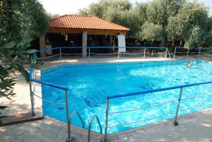 duży niebieski basen z altaną w obiekcie Monemvasia Hotel w mieście Skála Sotíros +23 zdjęcia