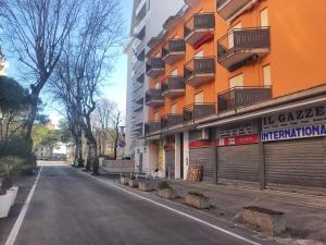 an empty street in front of a building at Condominio Leda in Bibione