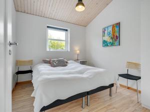 Postel nebo postele na pokoji v ubytování Holiday Home Evangelia - 1-2km from the sea in Lolland- Falster and Mon by Interhome