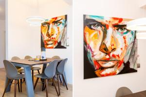 uma sala de jantar com uma pintura de um homem em Malin em Medulin