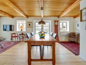 salon z drewnianym stołem i jadalnią w obiekcie Holiday Home Margareta - 250m to the inlet in Sealand by Interhome w mieście Præstø