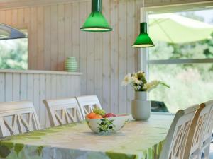 勒兹比Holiday Home Aksel - 150m from the sea by Interhome的餐桌,放着一碗水果和灯