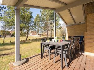 d'une terrasse avec une table et des chaises. dans l'établissement Holiday Home Janin - 210m from the sea in Lolland- Falster and Mon by Interhome, à Rødby