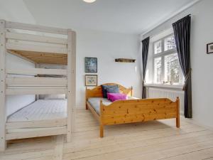 1 dormitorio con 2 literas y sofá en Holiday Home Kadri in Sealand by Interhome, en Karise