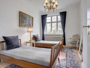 1 dormitorio con 2 camas y ventana en Holiday Home Kadri in Sealand by Interhome, en Karise