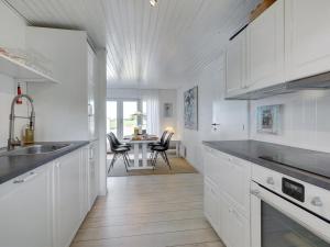 Kuchyň nebo kuchyňský kout v ubytování Holiday Home Enrathi - 600m from the sea in Lolland- Falster and Mon by Interhome