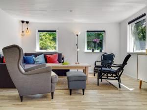 - un salon avec un canapé et une table dans l'établissement Holiday Home Tannie - 300m from the sea in Sealand by Interhome, à Strøby